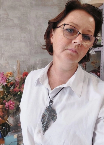 Мастерица работала на авиазаводе, но ушла из-за кризиса — сейчас она делает красивейшие украшения из меди и листьев