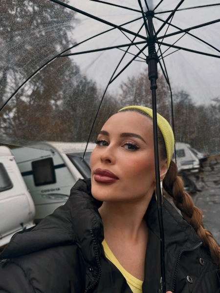 Сорок три — и до сих пор не замужем. Куда пропала самая сексуальная участница «Уральских пельменей»